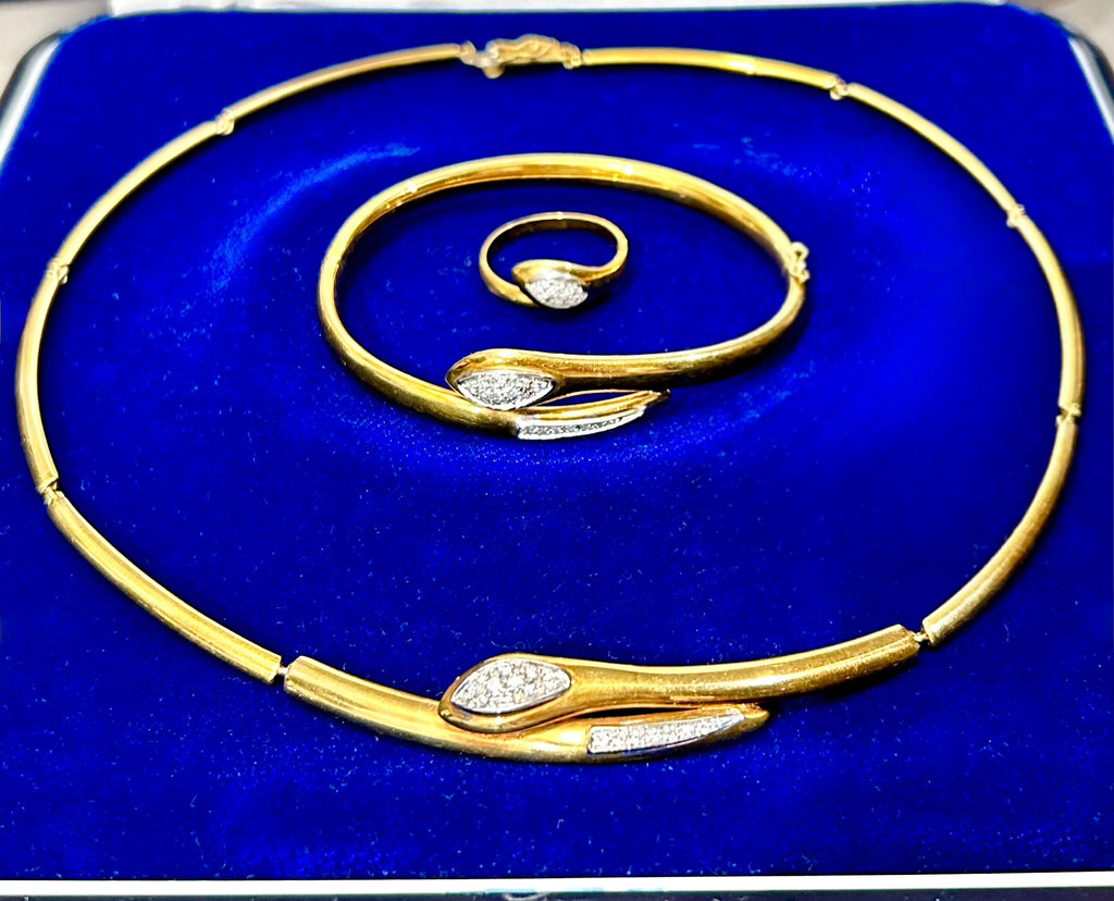Parure Collana, bracciale ed anello Motivo Serpente oro giallo 18k e diamanti naturali Art Deco.