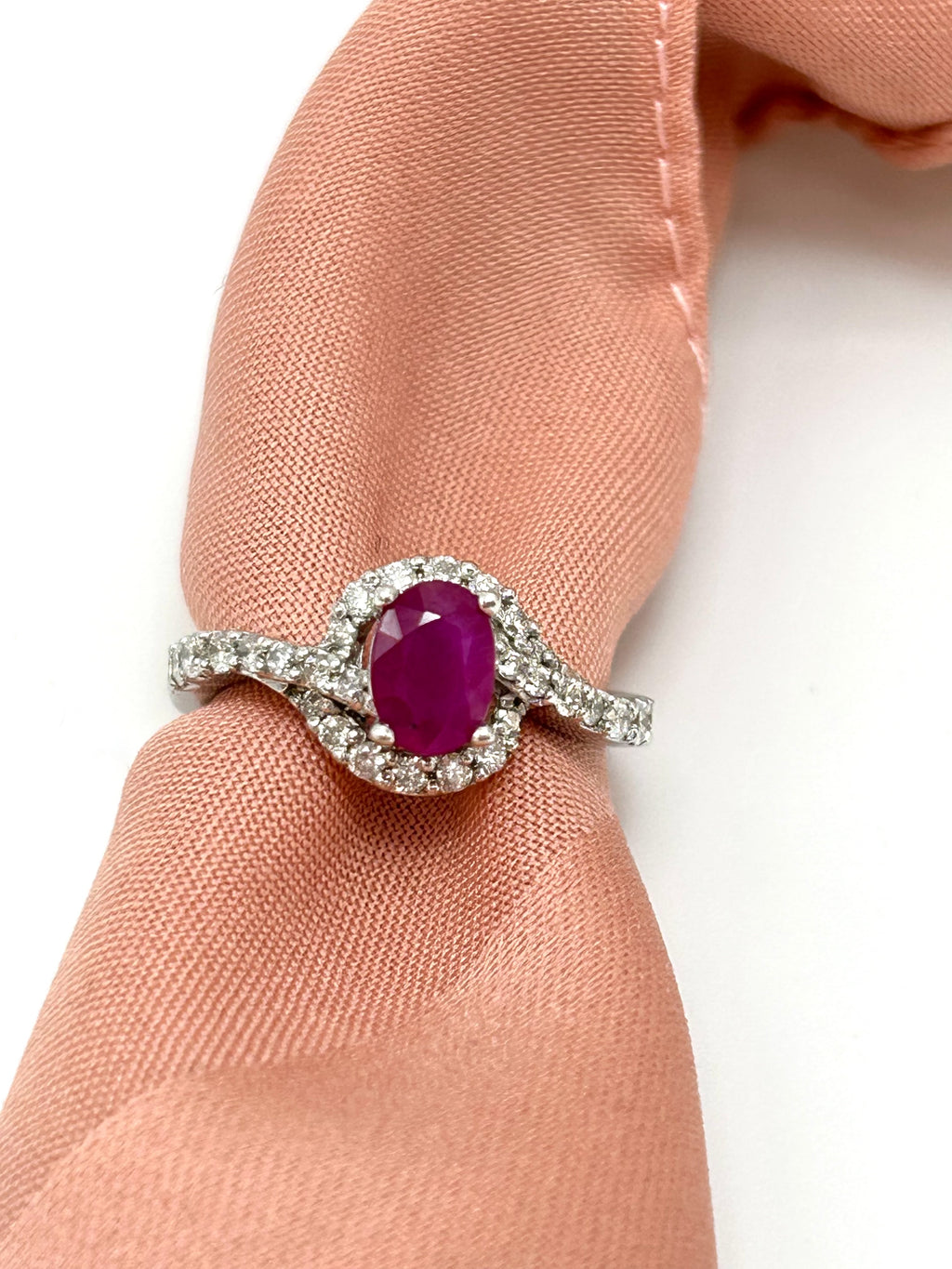 Anello Rubino Burma Mong Hsu e diamanti naturali.