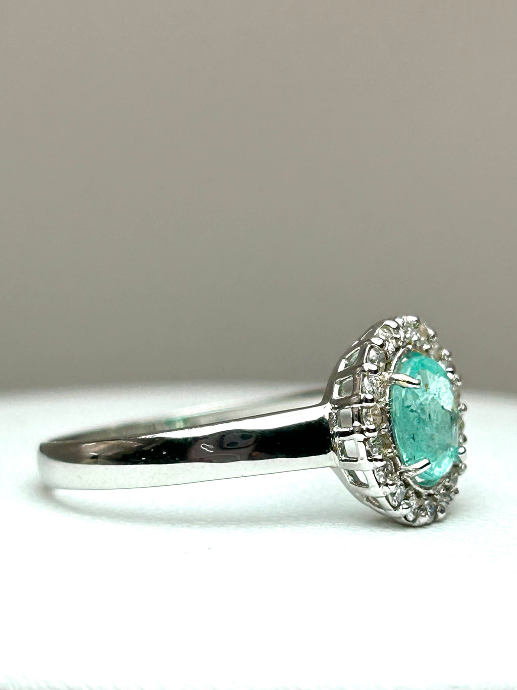 Anello Tourmaline Paraiba Neon blue Natural e diamanti Oro bianco 18k