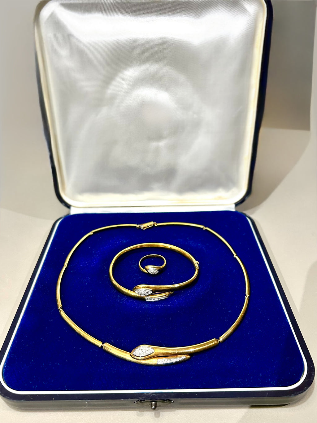 Parure Collana, bracciale ed anello Motivo Serpente oro giallo 18k e diamanti naturali Art Deco.
