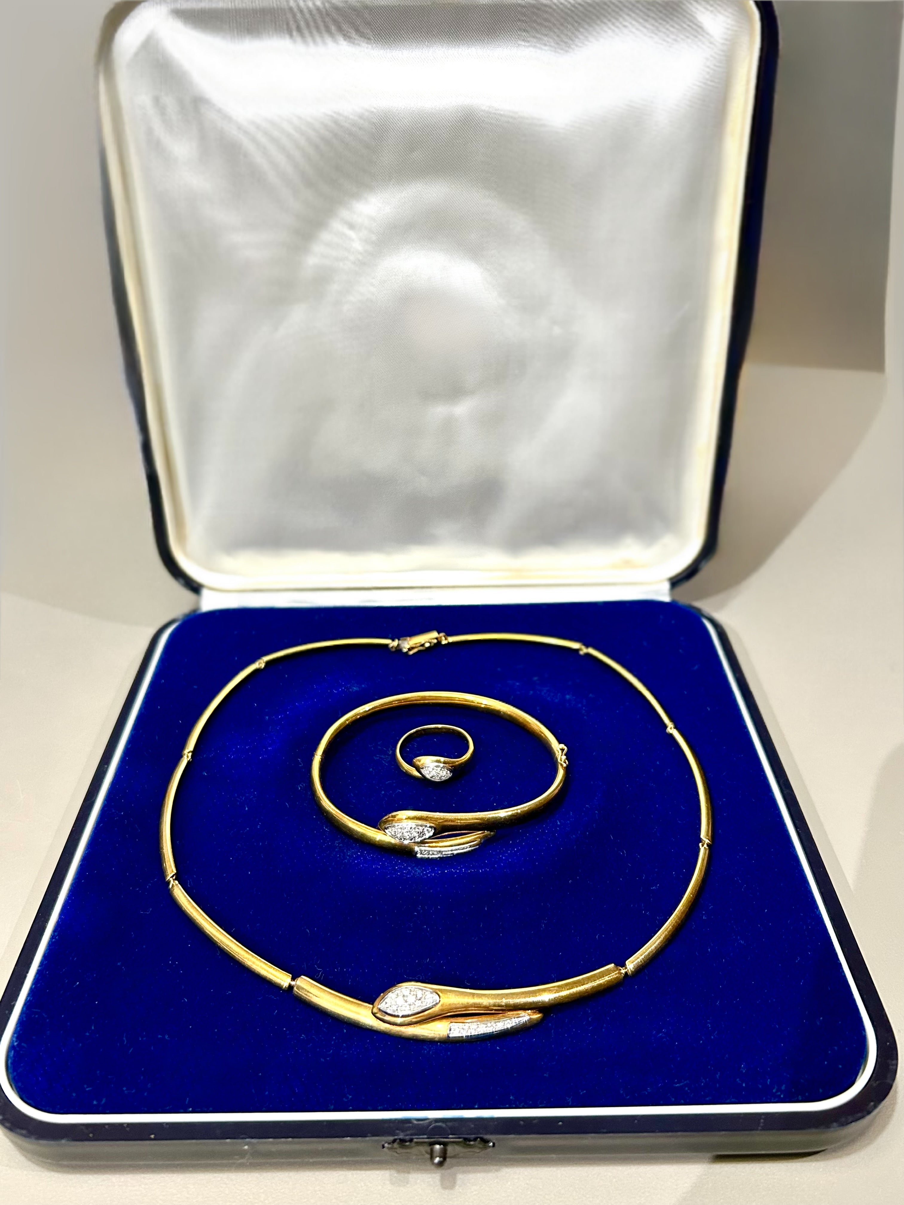 Parure Collana, bracciale ed anello Motivo Serpente oro giallo 18k e diamanti naturali Art Deco.