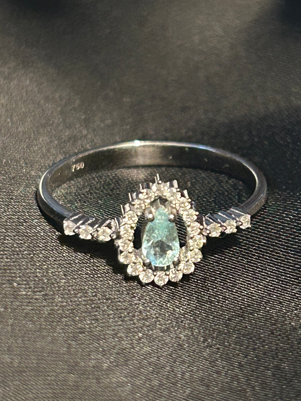 Anello Tourmaline Paraiba blue, oro bianco 18k e diamanti naturali certificati italiani