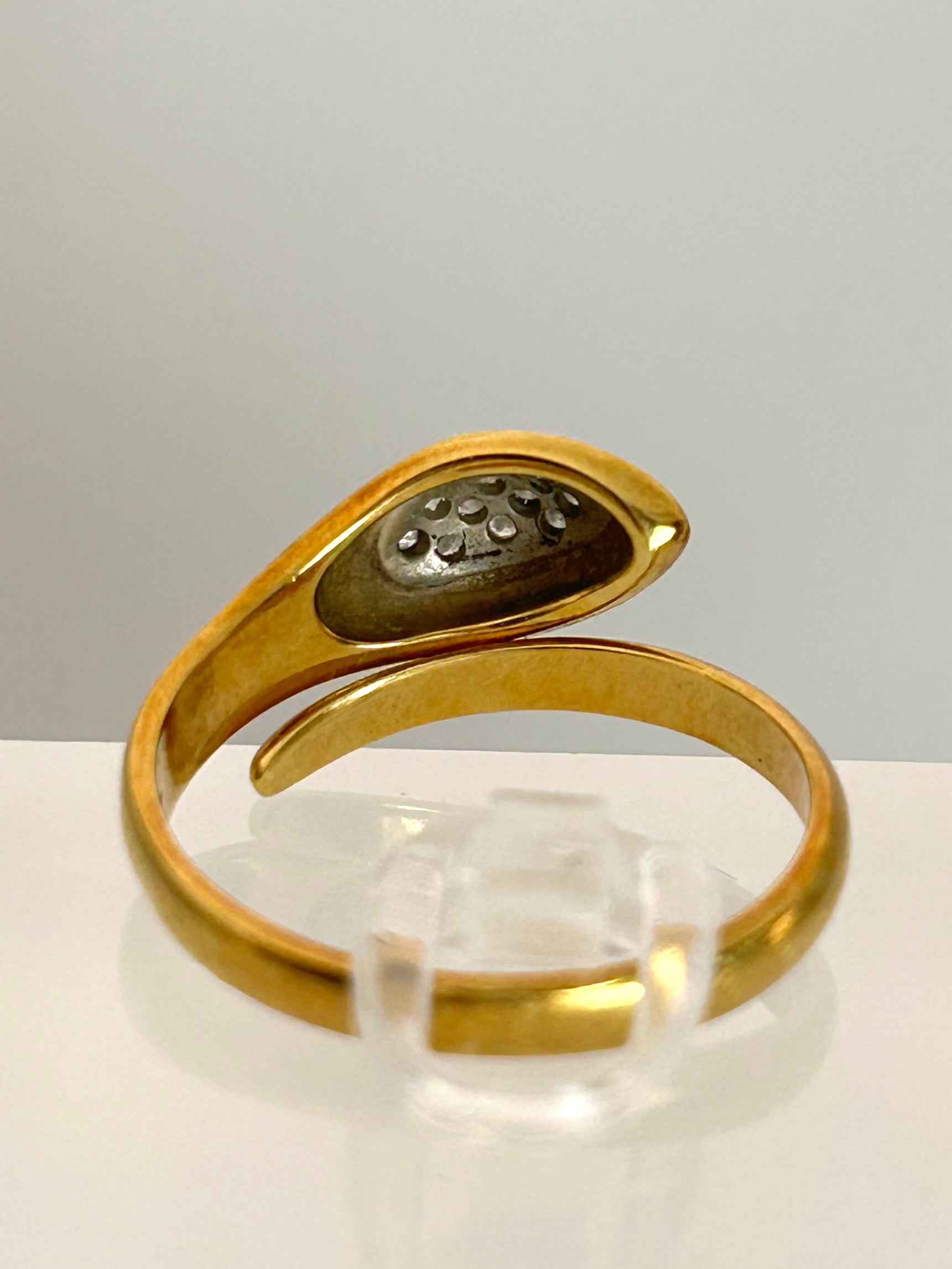 Parure Collana, bracciale ed anello Motivo Serpente oro giallo 18k e diamanti naturali Art Deco.