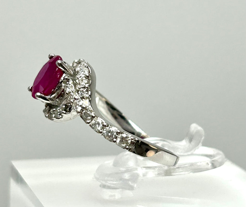 Anello Rubino Burma Mong Hsu e diamanti naturali.