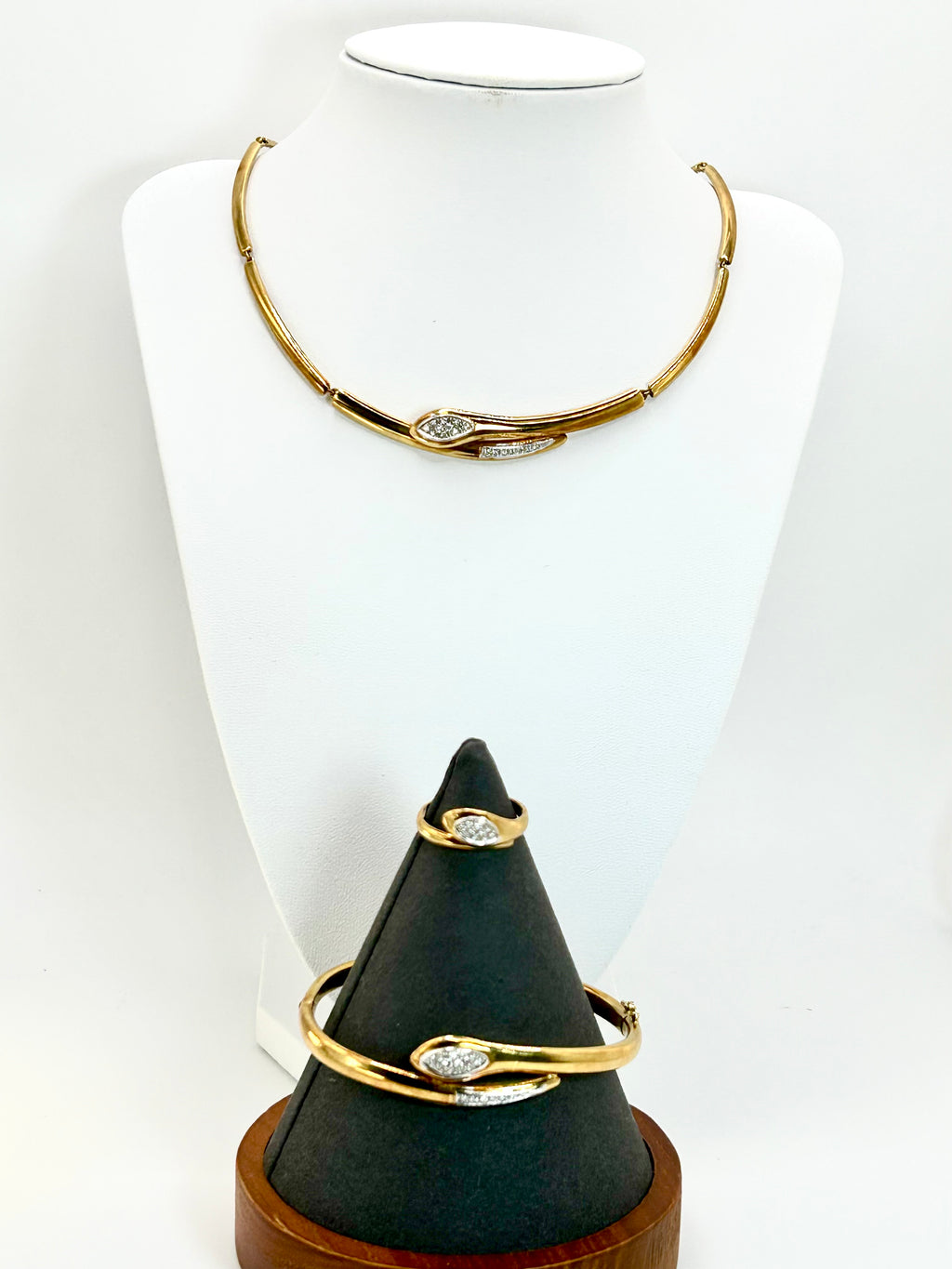 Parure Collana, bracciale ed anello Motivo Serpente oro giallo 18k e diamanti naturali Art Deco.
