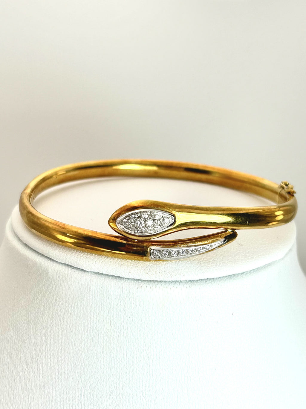 Parure Collana, bracciale ed anello Motivo Serpente oro giallo 18k e diamanti naturali Art Deco.