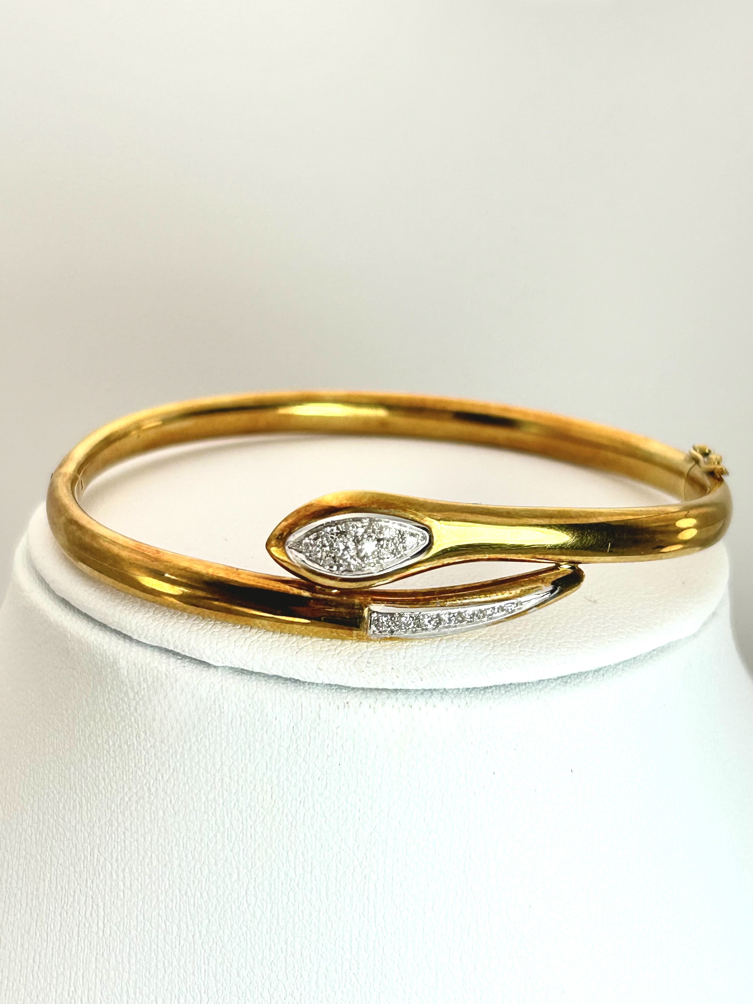 Parure Collana, bracciale ed anello Motivo Serpente oro giallo 18k e diamanti naturali Art Deco.