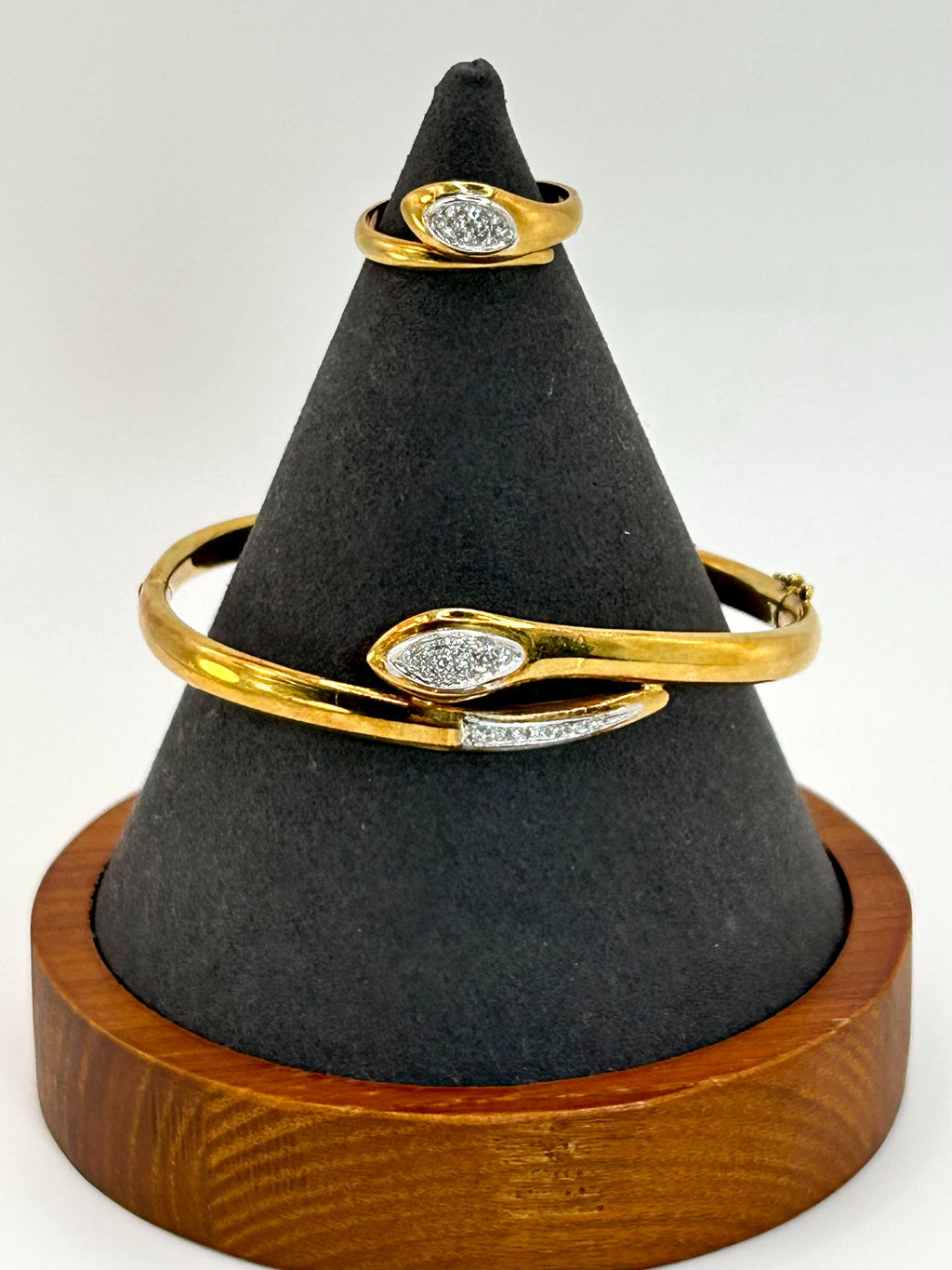 Parure Collana, bracciale ed anello Motivo Serpente oro giallo 18k e diamanti naturali Art Deco.