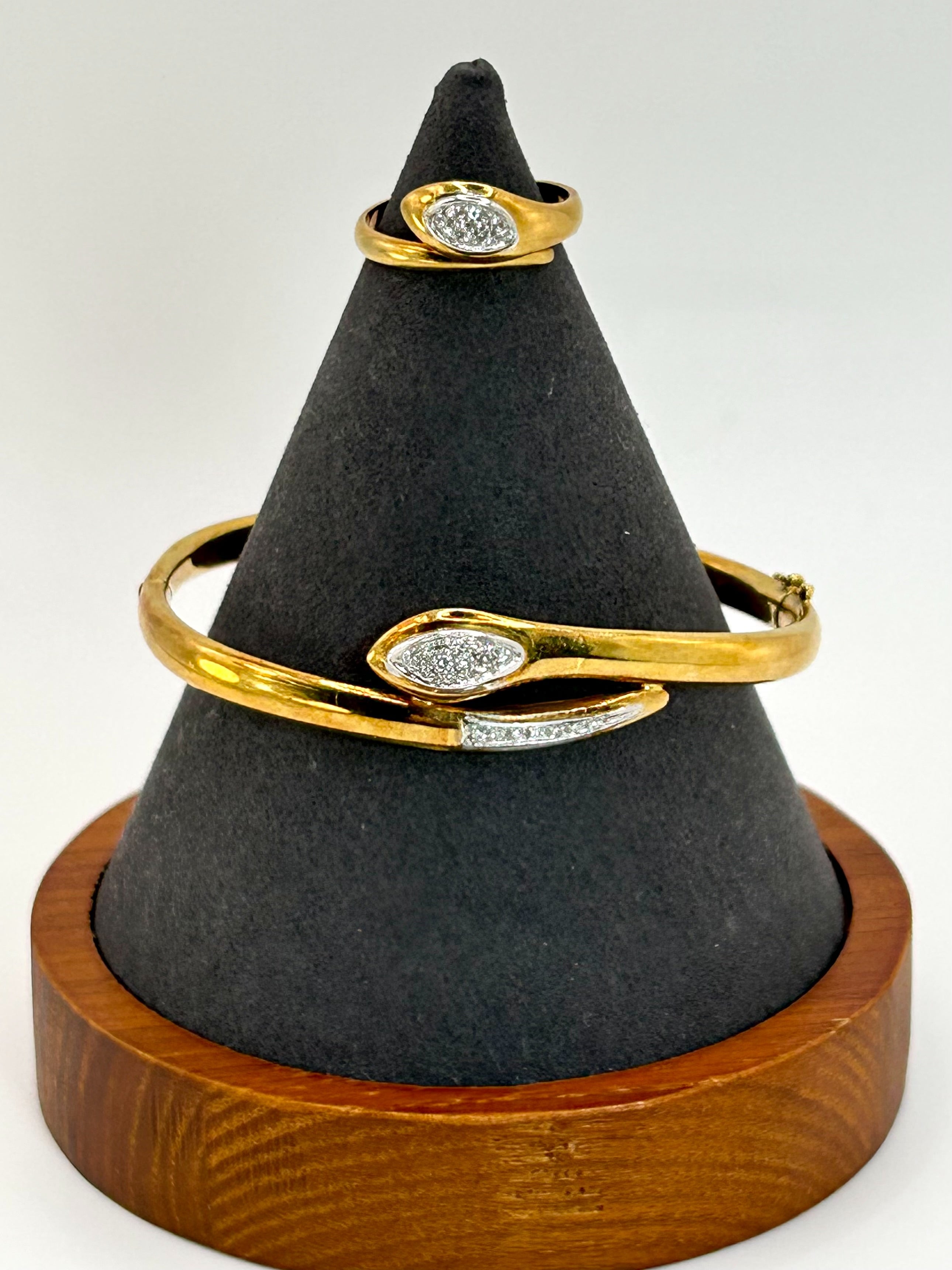 Parure Collana, bracciale ed anello Motivo Serpente oro giallo 18k e diamanti naturali Art Deco.