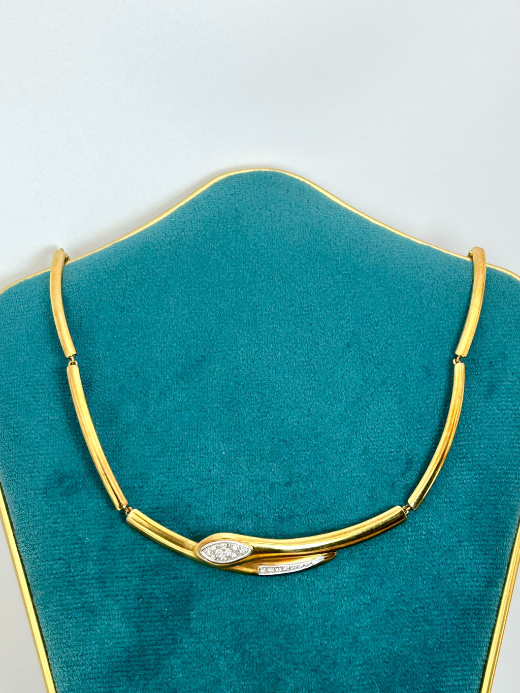 Parure Collana, bracciale ed anello Motivo Serpente oro giallo 18k e diamanti naturali Art Deco.