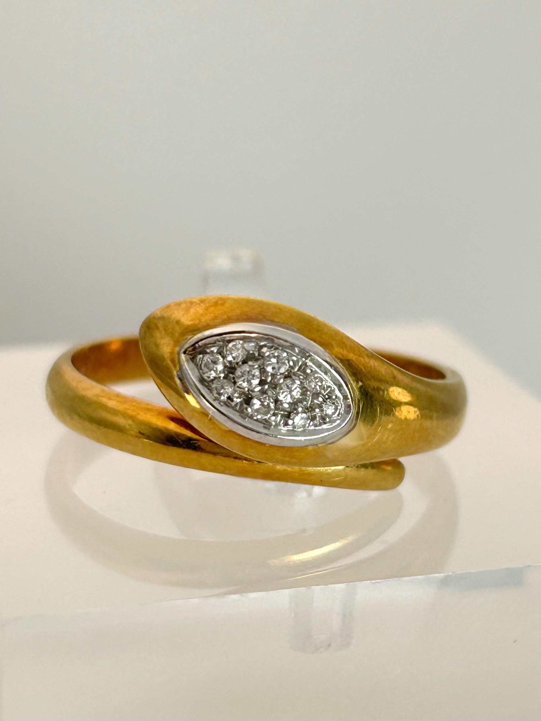 Parure Collana, bracciale ed anello Motivo Serpente oro giallo 18k e diamanti naturali Art Deco.