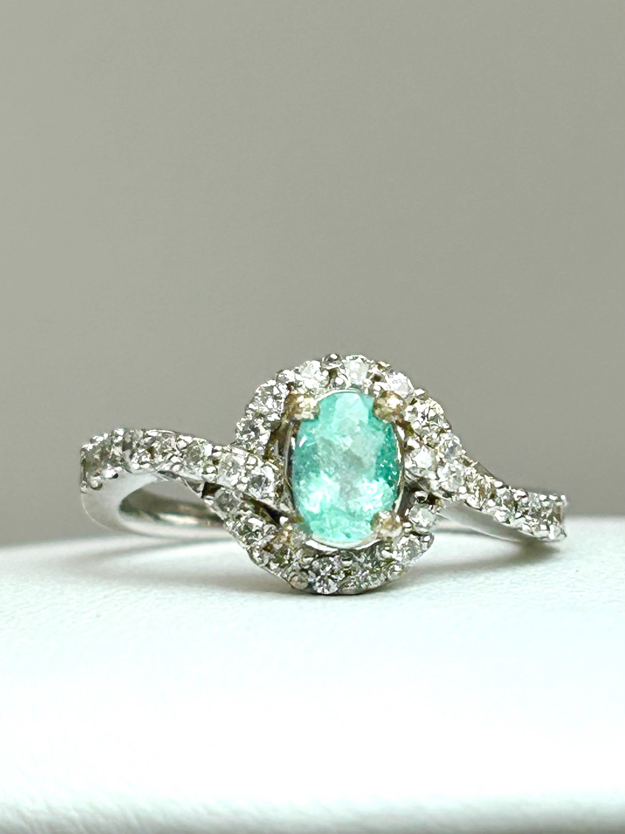 Anello Tourmaline Paraiba neon blue, diamanti naturali oro bianco 18k Certificati Italiani
