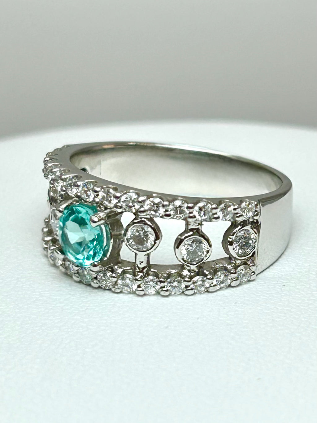 Anello Tourmaline Paraiba Natural neon blue, diamanti, Oro bianco 18k Certificati Italiani