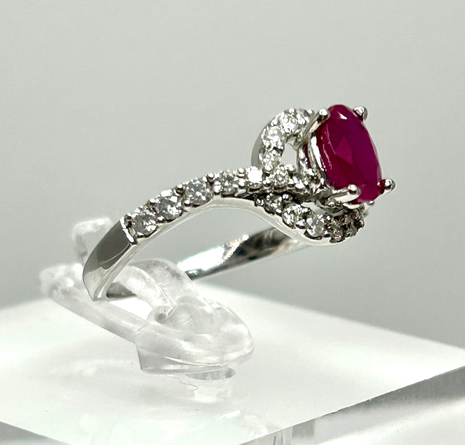 Anello Rubino Burma Mong Hsu e diamanti naturali.