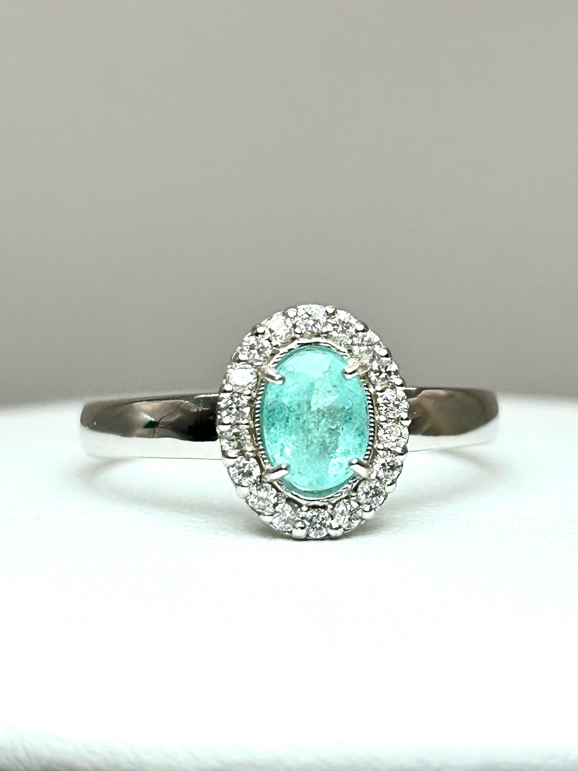 Anello Tourmaline Paraiba Neon blue Natural e diamanti Oro bianco 18k