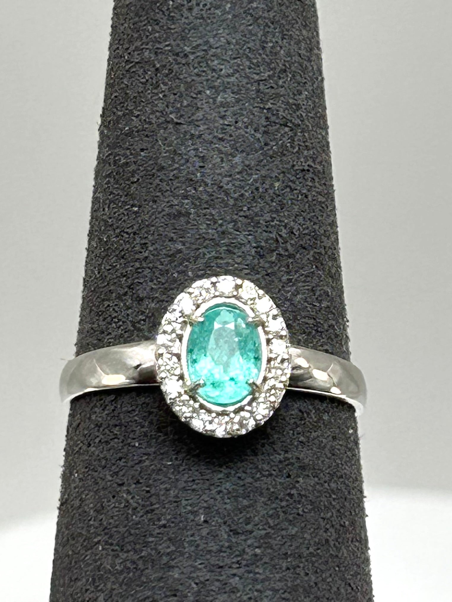 Anello Tourmaline Paraiba Neon blue Natural e diamanti Oro bianco 18k
