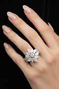 Anello La Regina su modella - sfondo scuro
