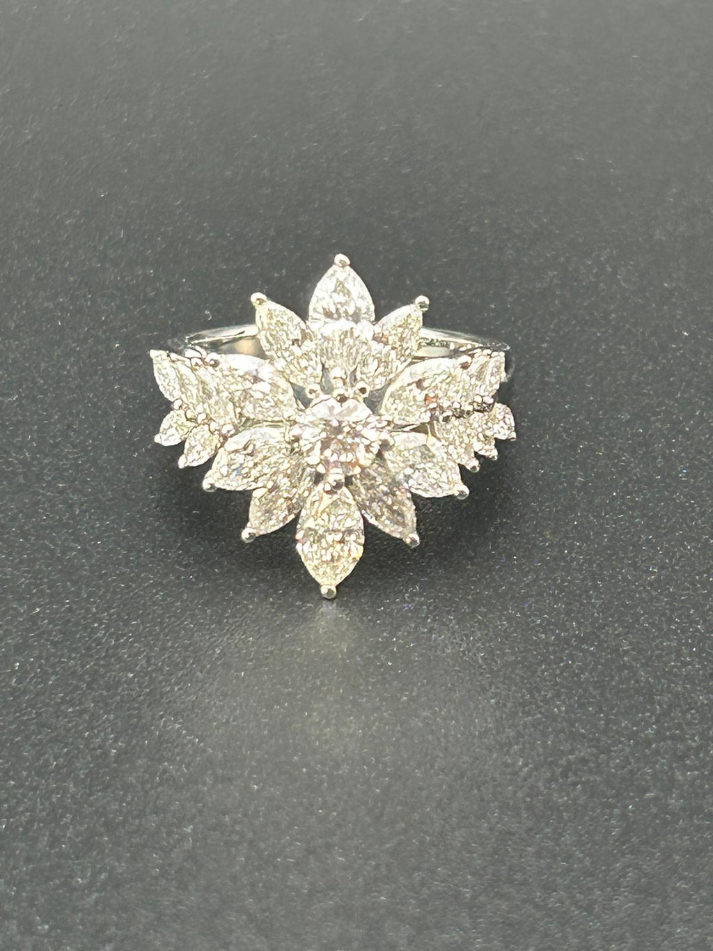 Anello La Regina Diamanti Naturali GIA in oro bianco 18k