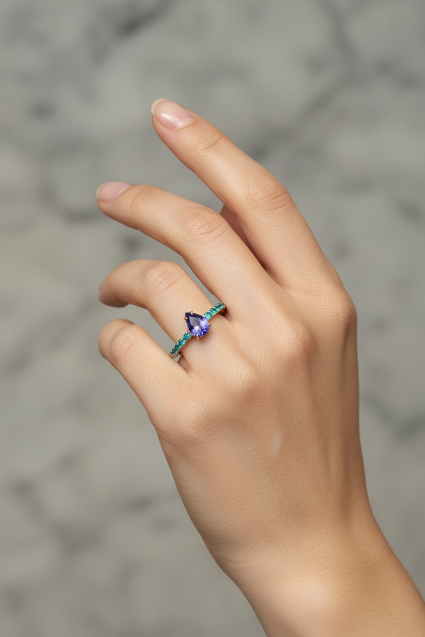 Modella con anello Paraiba Tanzanite