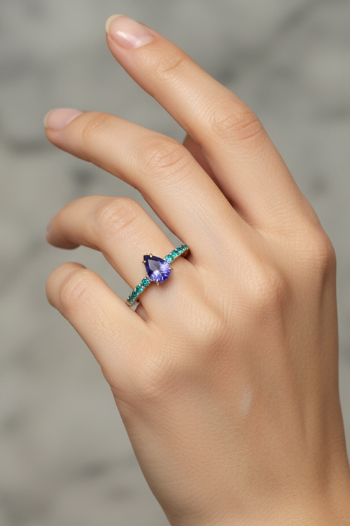 Modella con anello Paraiba Tanzanite