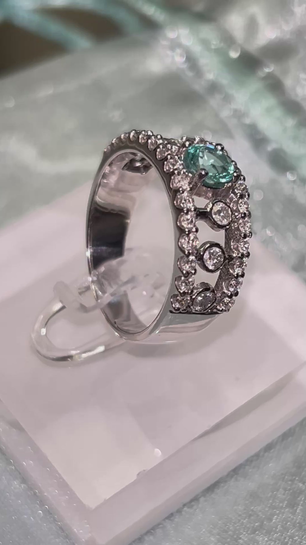 Anello Tourmaline Paraiba Natural neon blue, diamanti, Oro bianco 18k Certificati Italiani