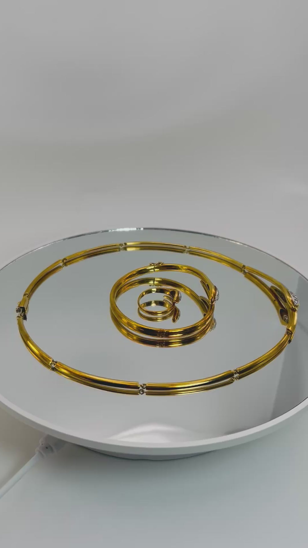 Parure Collana, bracciale ed anello Motivo Serpente oro giallo 18k e diamanti naturali Art Deco.