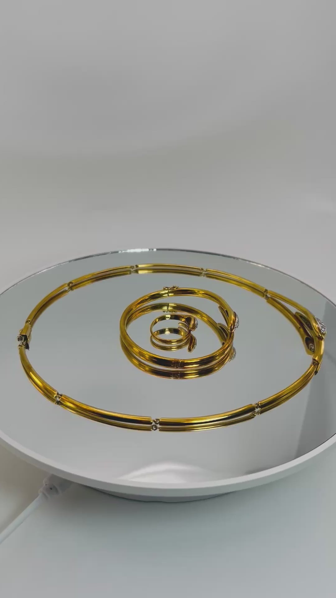 Parure Collana, bracciale ed anello Motivo Serpente oro giallo 18k e diamanti naturali Art Deco.